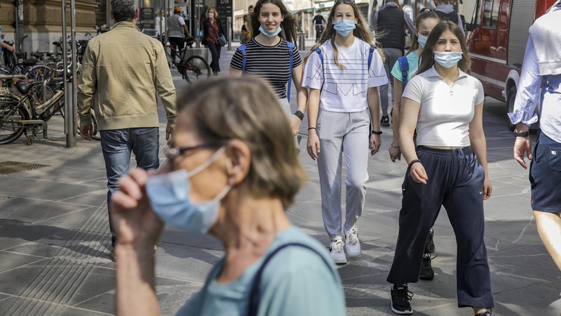Fotografija: Ukrep obveznega nošenja mask na zunanjih površinah, ko ni mogoče zagotoviti zadostne medosebne razdalje, podpira skoraj 54 odstotkov vprašanih. FOTO: Voranc Vogel/Delo