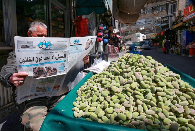 Dogajanje v Jordaniji, ki velja za eno najbolj stabilnih držav v regiji, je zbudilo nemalo zaskrbljenosti. Prizor iz glavnega mesta Aman, kjer so dogodki sobotne noči prišli na naslovnice časopisov.