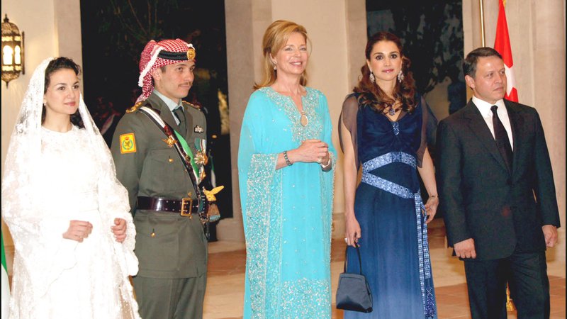 Fotografija: Poročni dan princa Hamze leta 2004. Na fotografiji s princeso Basmo Otoum (levo), ob njiju kraljica Noor in kralj Abdulah II. z ženo, kraljico Ranio