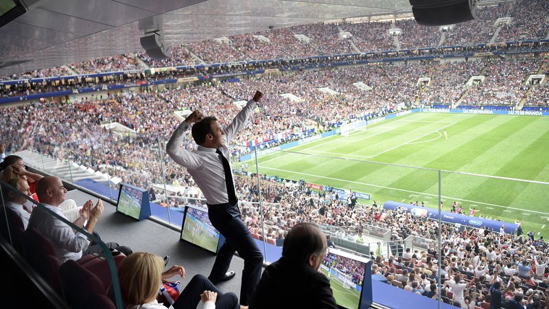 Fotografija: Phillip Lahm je prepričan, da evropski nogomet ne kotira zaman daleč pred vsemi, kot je bilo to leta 2018 na svetovnem prvenstvu v Rusiji, ki ga je dobila Francija in takole razveselila francoskega predsednika Macrona. FOTO: Alexei Nikolsky/Reuters