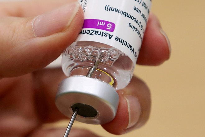Evropska agencija za zdravila (Ema) začenja novo razpravo o varnosti cepiva proti covidu-19 britansko-švedskega podjetja AstraZeneca. FOTO: Yves Herman/Reuters