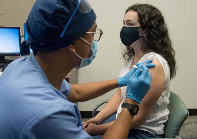 Prvi odmerek cepiva proti covidu-19 je prejelo dobrih 285.000 prebivalcev, kar je 13,5 odstotka vseh, kažejo podatki na aplikaciji cepimose.si. FOTO: AFP