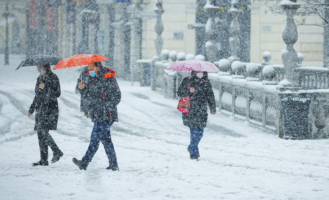 Aprilski sneg v Ljubljani. FOTO: Jože Suhadolnik