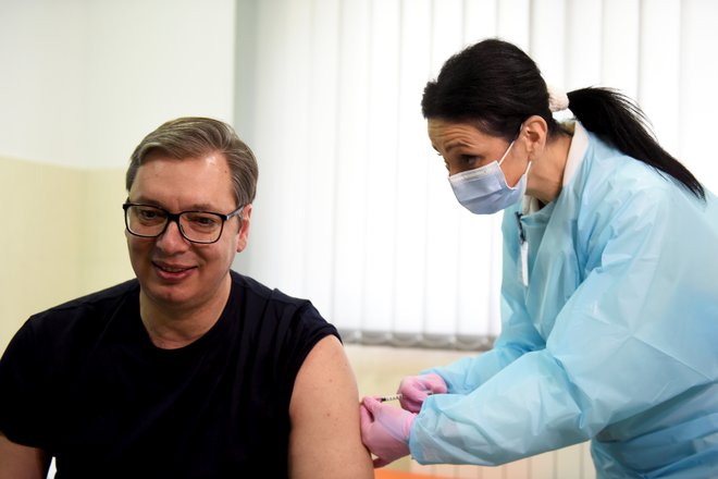 V Srbiji se je s cepivom kitajskega Sinopharma  cepil srbski predsednik Vučić. FOTO: Zorana Jevtic/Reuters