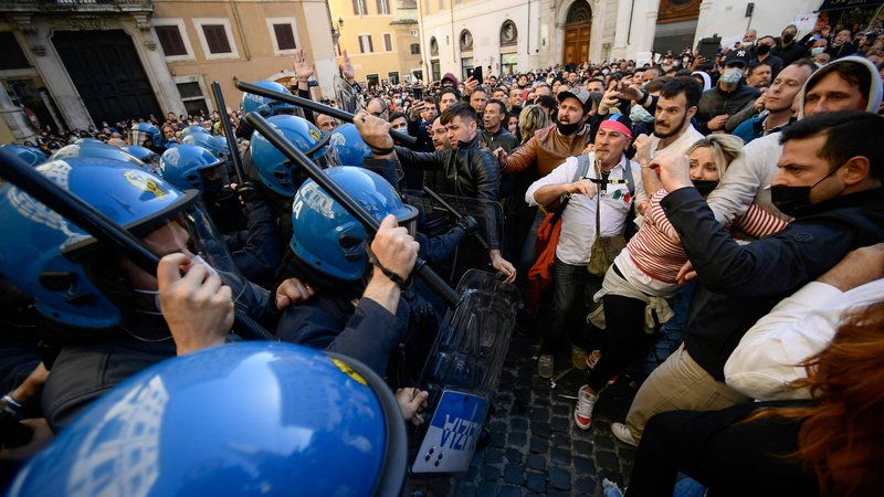 Fotografija: Po poročanju italijanskih medijev je bil najmanj en policist poškodovan, več protestnikov je bilo aretiranih. FOTO: Filippo Monteforte/AFP