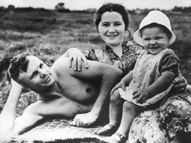 Jurij Gagarin z ženo Valentino in hčerjo Jeleno junija 1960, leto pozneje se jima je rodila še hči Galina. Pred poletom v vesolje je ženi napisal poslovilno pismo, a jim ga ni bilo treba izročiti. FOTO: AFP