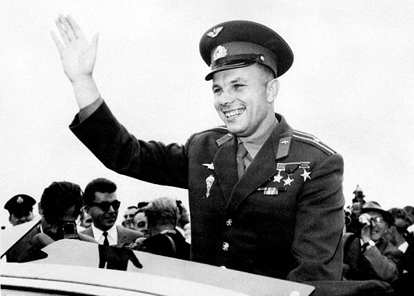 Gagarin po pionirskem poletu ni več poletel v vesolje, je pa prepotoval svet in pripovedoval svojo vznemirljivo zgodbo. Na fotografiji je v Londonu. FOTO: AFP