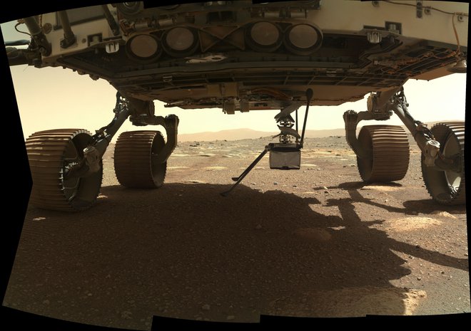 Rover bo helikopter spremljal z varne razdalje. FOTO: NASA/JPL-Caltech/AFP<br />
<br />
 