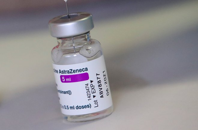 Cepivo AstraZenece ima zelo redke negativne stranske učinke. FOTO: Yves Herman/Reuters