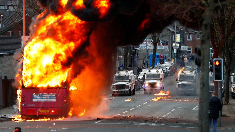 Fotografija: Skrajneži so med izgredi zajeli tudi avtobus in ga zažgali sredi ene od ulic Belfasta. Foto: Jason Cairnduff/Reuters