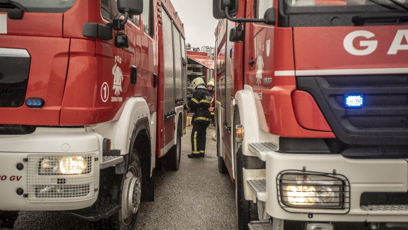 Fotografija: Gasilci se borijo s požarom. FOTO: Voranc Vogel/Delo