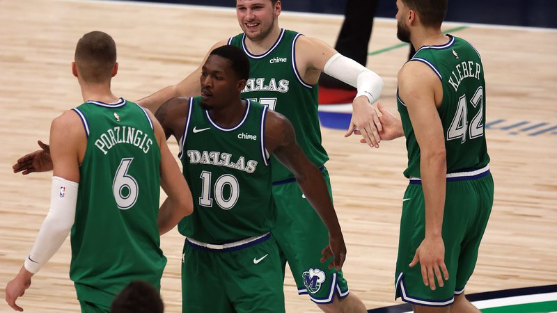 Fotografija: Košarkarji Dallasa so se z našim Luko Dončićem veselili pomembne zmage za utrditev v zgornji polovici lestvice zahodne konference lige NBA. FOTO: Ronald Martinez/AFP