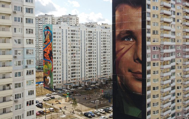 Mural s portretom Jurija Gagarina v mestu Odincovo v bližini Moskve Foto Maxim Shemetov/Reuters