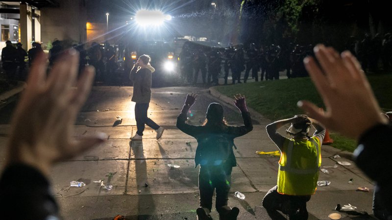 Fotografija: Protestniki v Minneapolisu pozivajo policijo, naj ne strelja. FOTO: Kerem Yucel/AFP