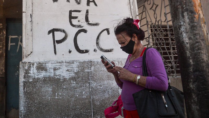 Fotografija: Kubanci bolj verjamejo novicam na spletu kot v državnih medijih, ki jih nadzira komunistična partija (PCC). FOTO: Yamil Lage/AFP