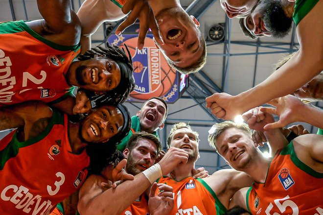 Košarkarjem Cedevite Olimpije se je smejalo do ušes po zmagi v Baru. FOTO: ABA