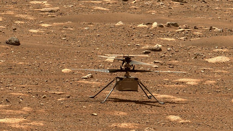 Fotografija: Mini helikopter je v dobri kondiciji, a pred podvigom potrebuje programsko posodobitev. FOTO: NASA/JPL-Caltech/MSSS/AFP