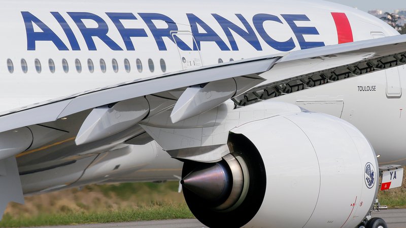 Fotografija: Francoska država bo Air France dokapitalizirala s štirimi milijardami evrov. Za to pomoč je Bruselj postavil več pogojev. Foto Regis Duvignau/Reuters