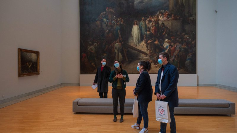 Fotografija: Krvodajalci iz Strasbourga si lahko v zameno za človekljubnost ogledajo Muzej moderne in sodobne ­umetnosti, ki je zaradi covida-19 zaprt za javnost. Foto Patrick Hertzog/AFP