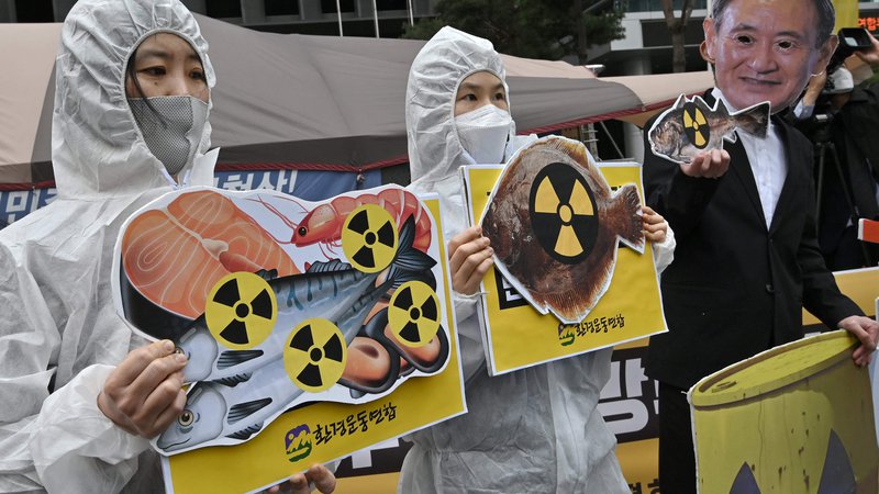 Fotografija: Napovedi, da bodo odpadno vodo iz jedrske elektrarne v Fukušimi izpustili v ocean, so sledili protesti na Japonskem in v sosednjih državah. FOTO: Jung Yeon Je/AFP