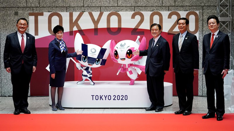 Fotografija: Prav 100 dni pred začetkom iger so na Japonskem predstavili uradno maskoto iger. FOTO: Eugene Hoshiko/Reuters