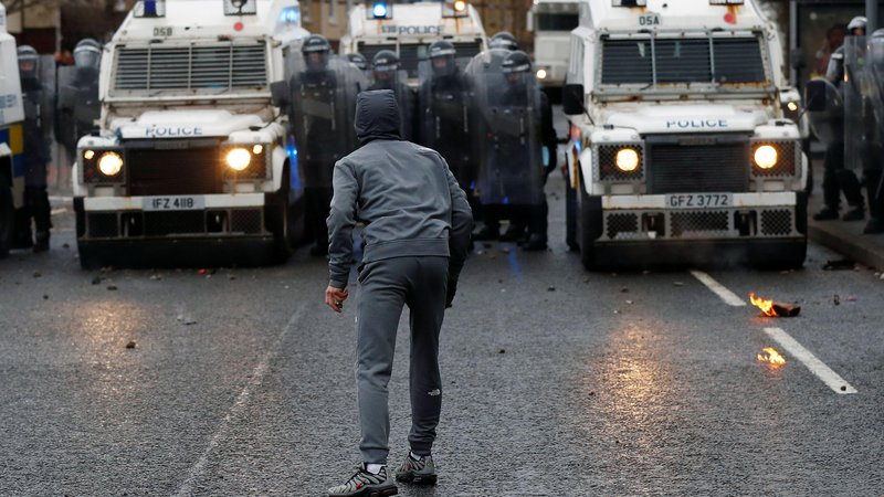 Fotografija: Vzroki za ulično nasilje, ki je prejšnji teden pretresalo Belfast in nekatere manjše kraje, so sicer različni, od socialnih do zgodovinskih, toda med njimi so po mnenju analitikov tudi politične napetosti, povezane s posledicami brexita. Foto: Jason Cairnduff/Reuters