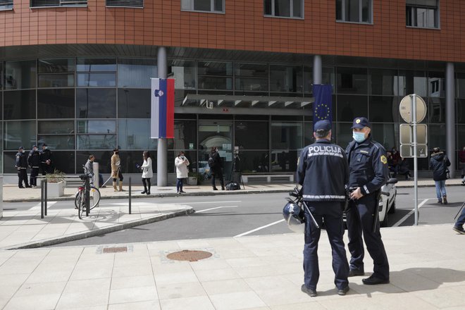 Že uro pred začetkom sojenja je bilo pred sodiščem več policistov. FOTO: Voranc Vogel/Delo