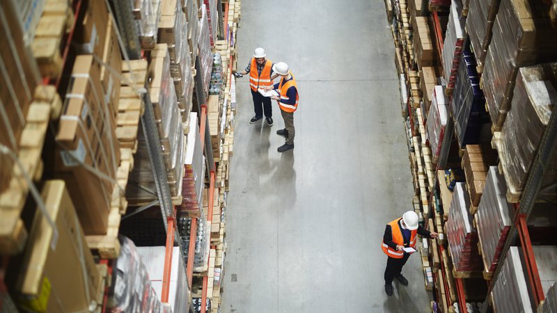 Fotografija: Avtomatizacija skladišč bo delavcem v skladišču omogočila, da se osredotočijo na strategijo in upravljanje. FOTO: Shutterstock