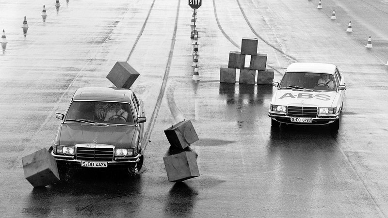 Fotografija: Mercedes-benz razreda S pri preizkušanju sistema proti blokiranju zavor, leta 1978.
Foto Daimler