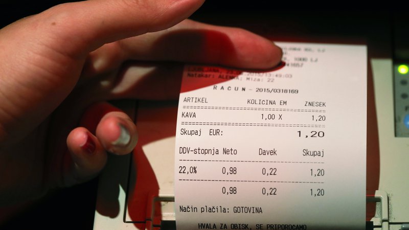 Fotografija: Račun v papirni obliki se bo izročil kupcu le na njegovo zahtevo, je ena od rešitev v noveli zakona o DDV. FOTO: Igor Zaplatil/Delo