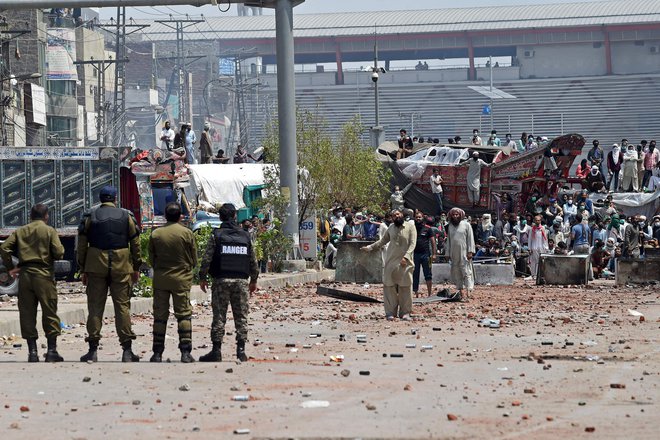 Protifrancoski protesti v Pakistanu so pogosto nasilni in terjajo žrtve, tako med demonstranti kot med policisti. FOTO: Arif Ali/AFP