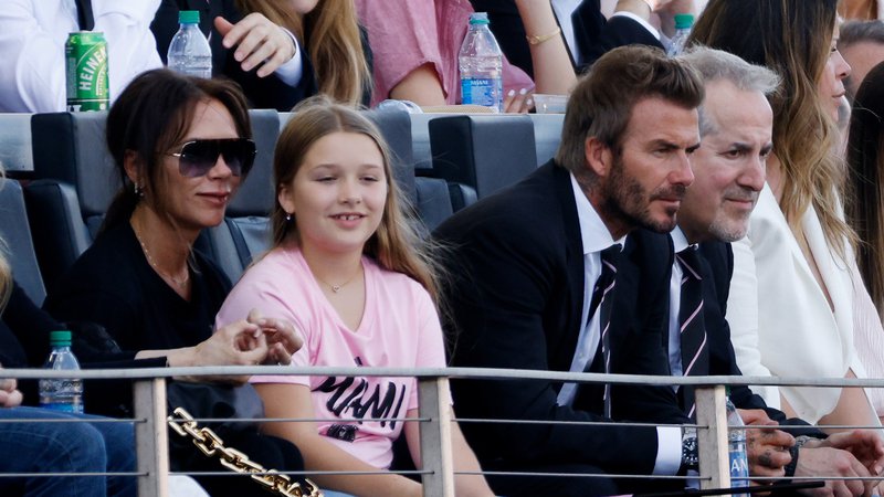 Fotografija: David Beckham s soprogo Victorio in hčerko Harper med tekmo Interja iz Miamija. FOTO: Cliff Hawkins/AFP