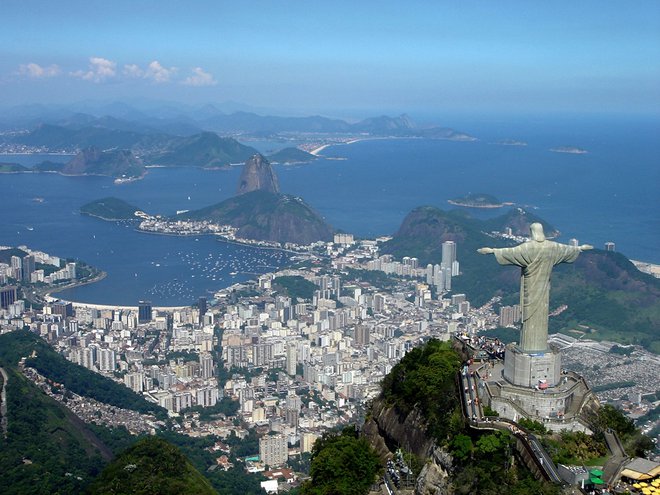 V devetih desetletjih, odkar z vrha Corcovada bedi nad sedemmilijonskim Riom, je Kristus Odrešenik dobil številne replike. FOTO: Wikipedija