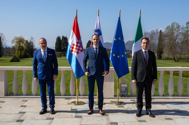 Zunanji ministri Slovenije, Hrvaške in Italije so danes na Brdu pri Kranju podpisali skupno izjavo o tristranskem sodelovanju v severnem Jadranskem morju. FOTO: Voranc Vogel/Delo