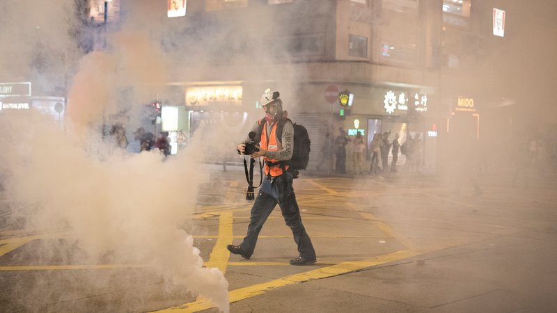 Fotografija: Partijske cenzorje je vznemiril tudi dokumentarec Do Not Split, ki ga je norveški režiser Andres Hammer posnel v Hongkongu med množičnimi protesti proti zakonu o izročanju osumljencev Kitajski leta 2019. FOTO: Oliver Haynes/Reuters