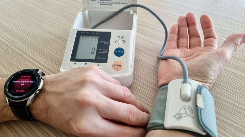Fotografija: Krvni tlak izmerite dvakrat zapored z eno- do dvominutnim presledkom, še posebej če so izmerjene vrednosti zvišane. FOTO: Staš Ivanc

