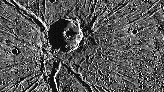 Messengerjev posnetek 40 kilometrov širokega kraterja Apollodorus, ki so ga znanstveniki skupaj z razpokami, ki se širijo iz njega, poimenovali pajek. FOTO: Nasa