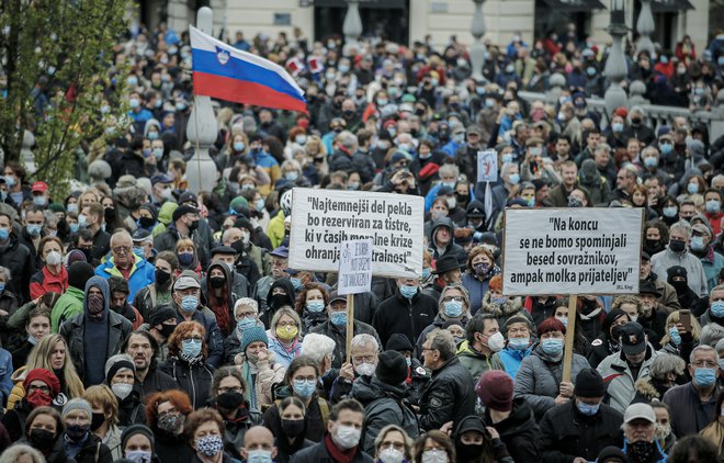 V torek, na dan upora proti okupatorju, se je v Ljubljani zbrala množica ljudi, ki so izrazili upor proti zanje spornim ravnanjem oblasti. FOTO: Jože Suhadolnik/Delo