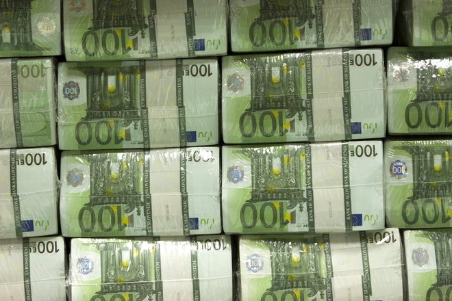 Načrt predvideva koriščenje 1,8 milijarde evrov nepovratnih sredstev in okoli 666 milijonov evrov posojil. FOTO: Banka Slovenije