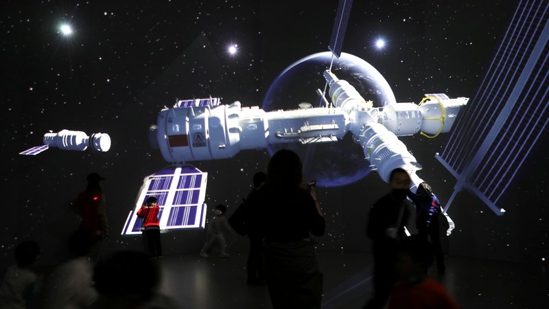 Fotografija: Ilustracija vesoljske postaje Tianhe v muzeju znanosti in tehnologije v Pekingu. FOTO: Tingshu Wang/Reuters