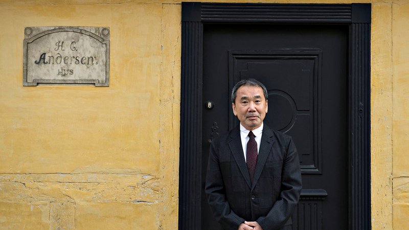 Fotografija: Haruki Murakami, dolgoletni pretendent za Nobelovo nagrado za literaturo, pred hišo H. C. Andersena v Odenseju na Danskem FOTO: Reuters