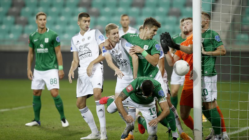 Fotografija: Prvi so šli v akcijo nogometaši Mure (v belem), 31. kolo bodo zaprli Ljubljančani (v zelenem). FOTO: Blaž Samec