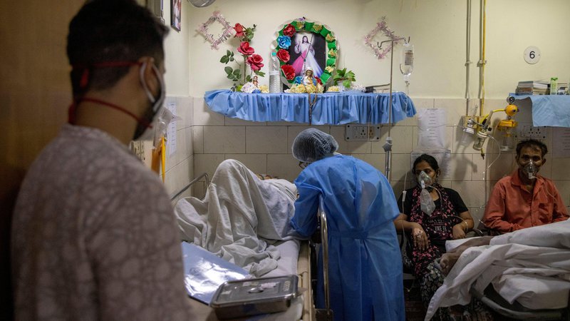 Fotografija: V kriznih razmerah, kakršne vladajo v Indiji, je dejstvo, da so zdravstvene storitve brezplačne, povsem brez pomena.
FOTO: Danish Siddiqui/Reuters
