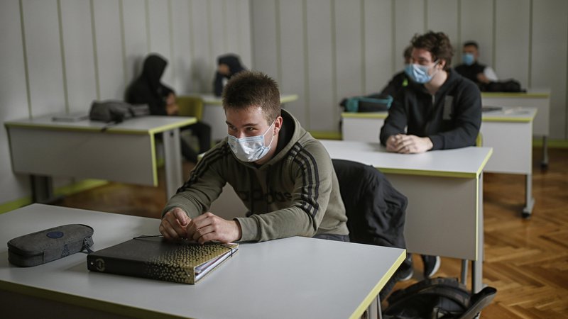 Fotografija: Maturanti bodo v skladu z odlokom letos maturo pisali z maskami. FOTO: Blaž Samec