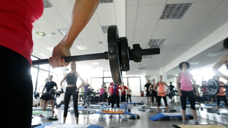 Fotografija: Čeprav so dviganje uteži in drugi športi in programi vadbe mišic zahtevnejši za ženske, so številni gibi, povezani s prilagodljivostjo, zahtevnejši za moške. FOTO: Mavric Pivk