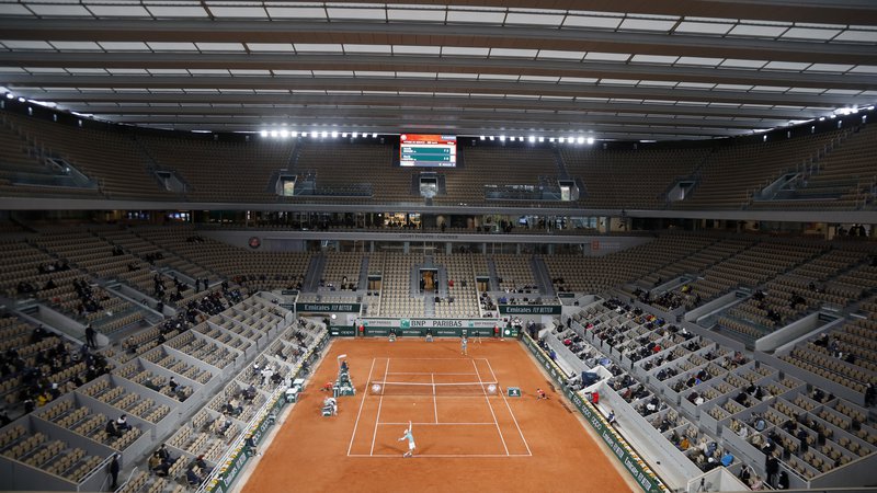 Fotografija: Teniške dvoboje v pariškem Roland Garros bo letos lahko spremljalo več gledalcev kot lani. FOTO: Charles Platiau/Reuters