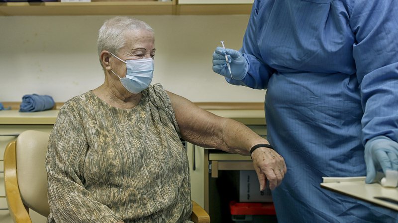 Fotografija: Cepljenje je po mnenju stroke edina rešitev za najhitrejši izhod iz epidemije.FOTO: Blaž Samec/Delo
