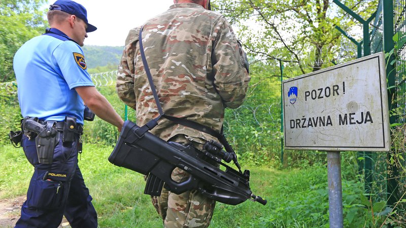 Fotografija: Slovenski policiji pri varovanju meje že zdaj pomaga vojska, priključili pa se jim bodo še tuji policisti. FOTO: Tomi Lombar/Delo