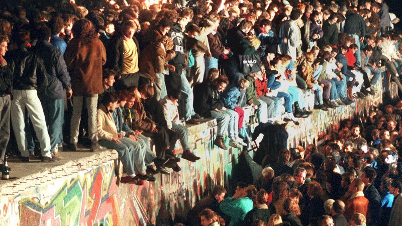 Fotografija: Dolgoletni nemški kancler in predsednik krščanskih demokratov CDU se je v zgodovino zapisal predvsem kot združitelj Nemčije. Tako so se prebivalci obeh držav 9. novembra 1989 veselili padca berlinskega zidu, ki jih je ločeval. FOTO: AFP