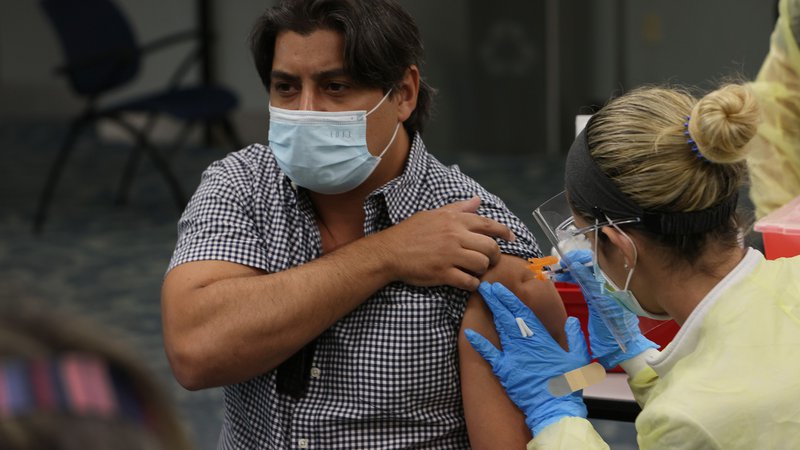 Fotografija: Cepljenje proti covidu-19 v Miamiju. FOTO: Joe Raedle/AFP
